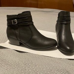 Black ankle boots, size 7W, NWT